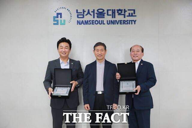 남서울대는 24일 매주저수지 수변산책로 조성 공로로 김철환·육종영 천안시의원에게 감사패를 전달했다./남서울대학교