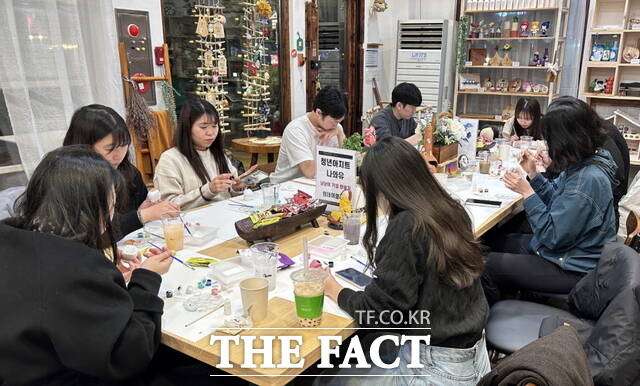 ‘청년 마음상담 서비스-토닥토닥’은 청년 전용 공간인 ‘청년아지트 나와유’ 온양점과 배방점에서 전문 상담사와 무료로 최대 7회 상담을 받을 수 있다./아산시