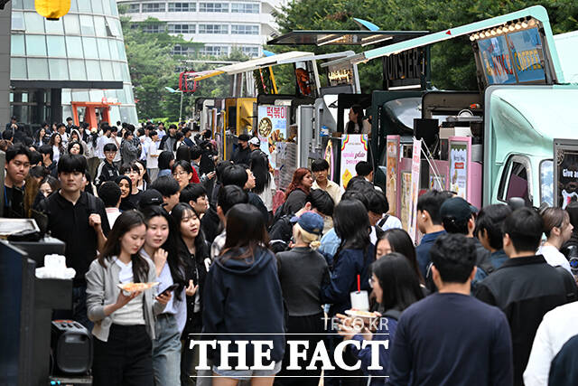중앙대학교 봄 축제 청람이 19일 오후 서울 동작구 중앙대학교 캠퍼스에서 열린가운데 학생들이 축제를 즐기고 있다. /장윤석 기자
