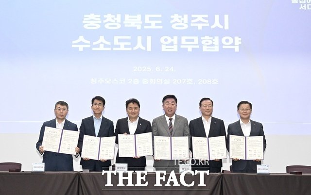 현대차그룹이 24일 청주오스코에서 (왼쪽부터) 진수남 한국가스기술공사 사장 직무대행, 김동욱 현대차그룹 전략기획실장(부사장), 김영환 충북도지사, 이범석 청주시장, 박경국 한국가스안전공사 사장, 이중호 한국전력공사 충북본부장 등 주요 관계자들이 참석한 가운데 충청북도 수소도시 조성 사업을 위한 업무협약(MOU)을 체결했다. /현대차그룹
