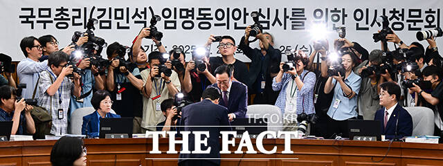 이종배 인사청문위원장에게 선서문 제출하는 김민석 총리 후보자의 모습.