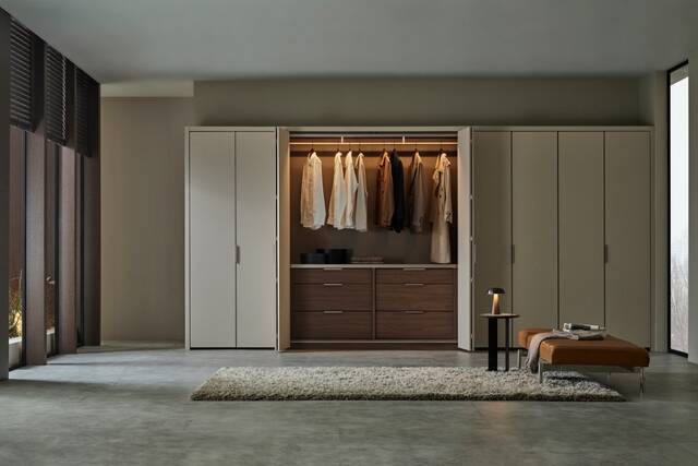 한샘은 빌트인 붙박이장 제품으로 여름철 바닥 습기를 피해 물건을 수납할 수 있다고 설명했다. /한샘