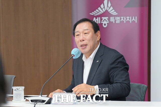 최민호 세종시장이 24일 시청 대회의실에서 확대간부회의를 주재하고 있다. /세종시