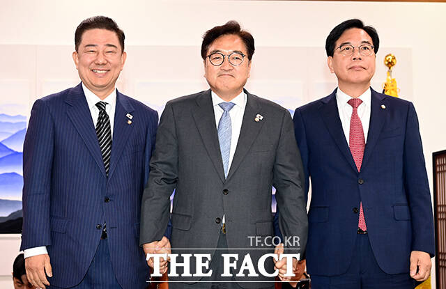 우원식 국회의장(가운데)이 24일 오전 서울 여의도 국회에서 김병기 더불어민주당 대표 직무대행 겸 원내대표, 송언석 국민의힘 원내대표와의 회동에 앞서 기념촬영을 하고 있다. /국회=남윤호 기자