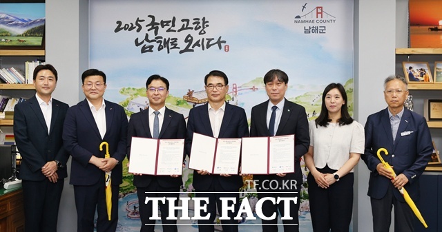 BNK경남은행이 남해군·초록우산어린이재단과 ‘우리 경남 살리기 프로젝트 6호 업무 협약’ 체결 후 기념 촬영을 하고 있다./BNK경남은행