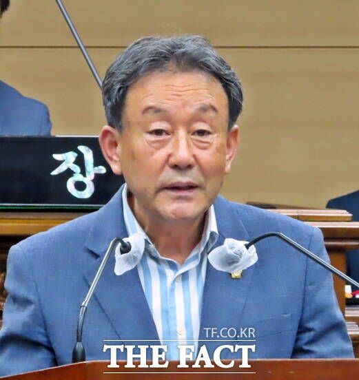 장성용 의원이 24일 열린 제292회 부여군의회 정례회 제2차 본회의에서 신상발언을 하고 있다. /김형중 기자