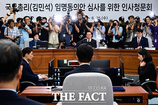 24일 오전 서울 여의도 국회에서 열린 김민석 국무총리 후보자에 대한 인사청문회가 열려 이종배 위원장이 의사봉을 두드리고 있다. /남윤호 기자