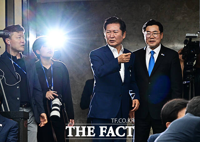 의원총회에 함께 입장하는 정청래 의원과 박찬대 전 원내대표.
