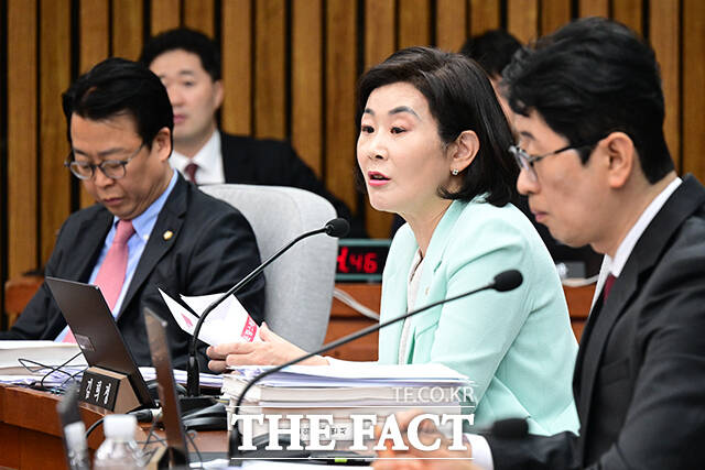 김희정 국민의힘 의원(가운데).