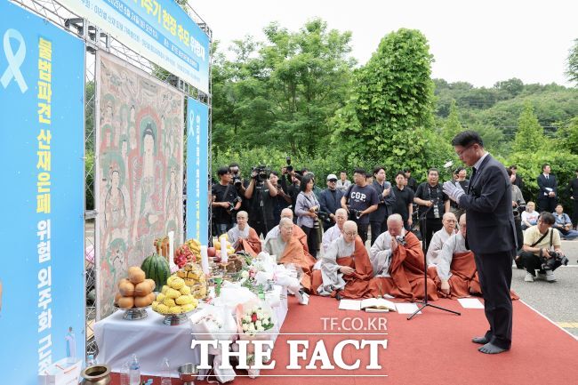 김대순 경기도 행정2부지사가 24일 화성시 서신면 전지공장 화재 현장에서 열린 사고 1주기 추모제에 참석해 두 손을 모으고 고인들의 넋을 기리고 있다./경기도