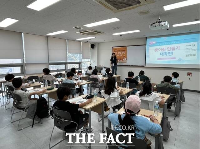 인하대·동구 초등 수학·과학 창의 캠프에서 학생들이 수업을 듣고 있다. /인하대학교