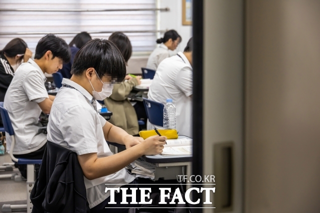 한국교원단체총연합은 준비되지 않은 고교학점제는 교사 부담을 가중시키고 학생에게까지 피해를 초래한다고 지적했다. 사진은 서울의 한 고등학교,/더팩트 DB