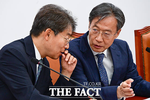 유동수 위원장과 간사를 맡은 최기상 의원(왼쪽)이 이야기를 하고 있다.