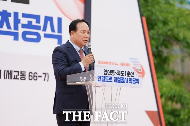 이권재 오산시장이 24일 열린 양산동~국도1호선 연결도로 착공식에서 인사말을 하고 있다. /오산시