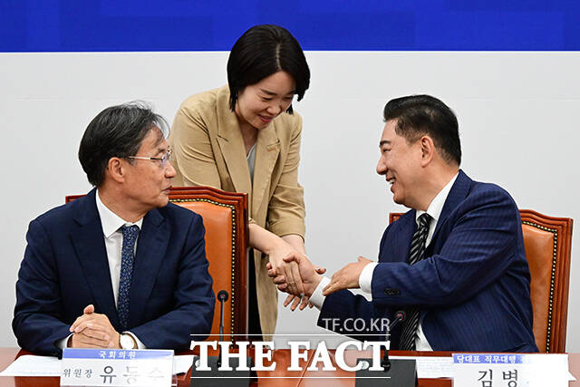 더불어민주당 물가대책TF 출범식에 참석한 김병기 직무대행이 이소영 의원(가운데)과 인사하고 있다. 왼쪽은 유동수 위원장.