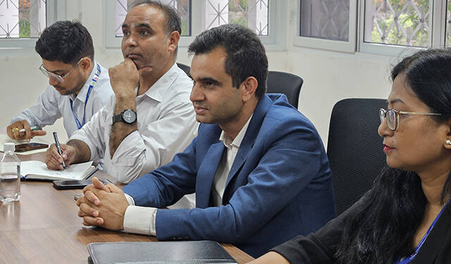 12일(현지시간) 네팔 카트만두 한국농촌진흥청 산하 해외농업기술개발(KOPIA)센터에서 만난 크리슈나 팀시나 네팔 농업연구청(NARC) 청장(사진 오른쪽에서 두번째)은 코피아와의 협력으로 네팔의 농업 체질을 바꾸고 싶다고 말했다./공동취재단