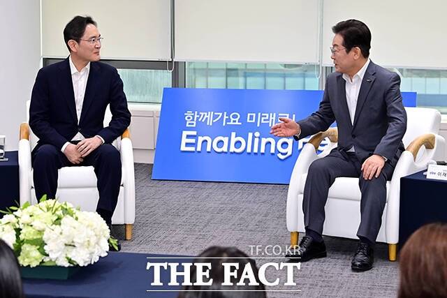이재명 대통령(당시 민주당 대표)과 이재용 삼성전자 회장이 지난 3월 20일 서울 강남구 SSAFY 멀티캠퍼스에서 열린 청년 취업 지원을 위한 현장 간담회에 참석해 대화를 나누고 있다. /박헌우 기자