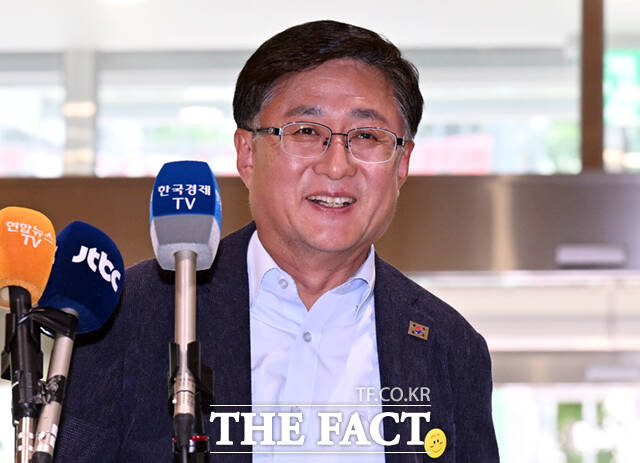 환경부 장관 후보자로 지명된 김성환 더불어민주당 의원이 24일 오전 서울 여의도 이룸센터로 출근하며 미소짓고 있다. /이새롬 기자