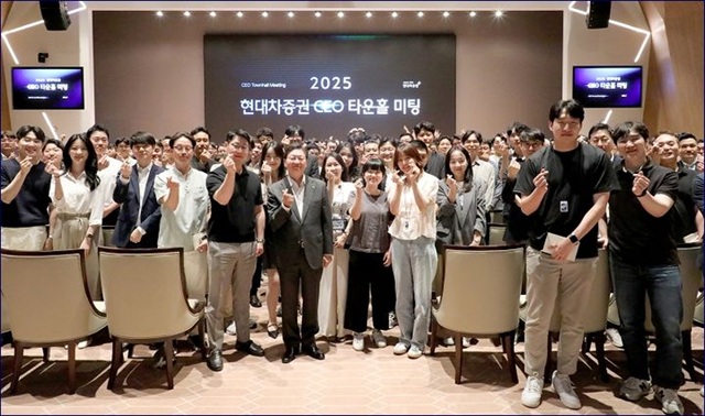 배형근 현대차증권 사장(가운데)이 지난 23일 서울 여의도 한국거래소(KRX)에서 임직원들과 함께 기념 사진 촬영을 하고 있다. /현대차증권