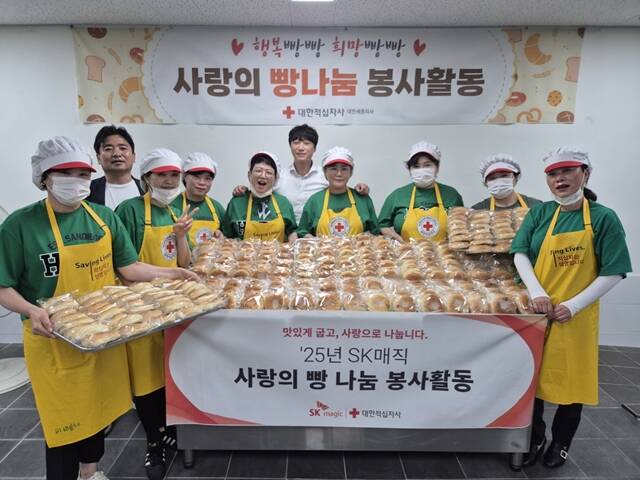 SK매직 서부5총국 소속 총국장과 지국장이 지난 16일 대한적십자사 대전세종지사에서 사랑의 빵나눔을 위한 제빵 봉사활동을 진행하고 있다. /SK매직