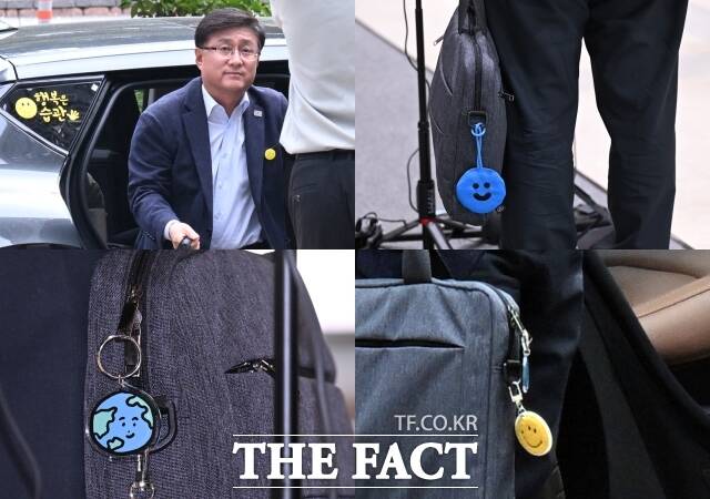 환경부 장관 후보자로 지명된 김성환 더불어민주당 의원이 24일 오전 서울 여의도 이룸센터로 출근하는 가운데, 차량과 가방 등에 달린 스마일과 지구 키링이 보이고 있다.