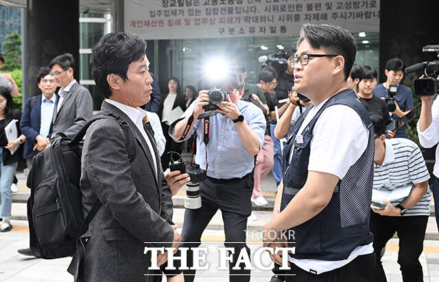 김영훈 고용노동부 장관 후보자(왼쪽)가 24일 오후 서울 중구 서울지방고용노동청에 마련된 인사청문회 준비 사무실에 출근하며 서울지방고용노동청 앞에서 집회 중이던 민주노총 금속노조 주얼리분회 조합원의 입장을 듣고 있다. /박헌우 기자