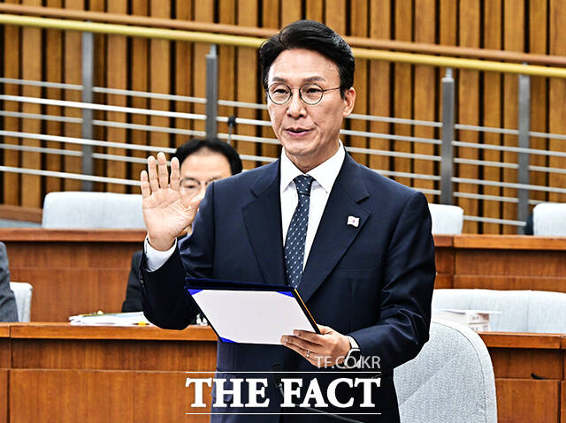 김민석 국무총리 후보자가 24일 오전 서울 여의도 국회에서 열린 인사청문회에 참석해 증인선서를 하고 있다. /국회=배정한 기자