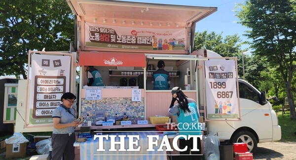 계룡시가 계룡제1·2산업단지 근로자를 위한 커피차 이벤트를 진행하고 있는 모습 /계룡시