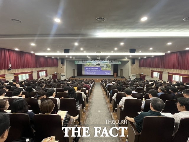 24일 충남교육연수원에서 ‘2025 초등 학생평가 내실화와 복식학급 교육과정 운영 전략 연수’를 진행하고 있다. /충남교육청