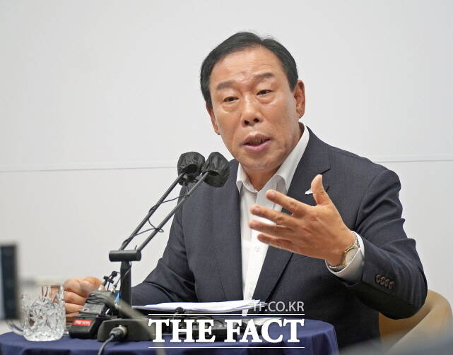 최민호 세종시장이 24일 시청 정음실에서 기자간담회를 갖고 세종시의회에 서운함을 토로하고 있다. /김형중 기자