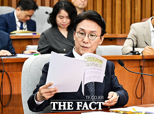 자료 확인하는 김민석 국무총리 후보자.