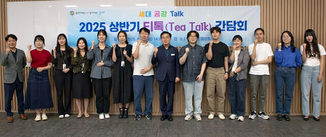 진교훈 강서구청장과 오스템임플란트 임직원들이 지난 20일 서울 강서구 오스템임플란트에서 티톡 간담회를 마치고 기념 촬영을 하고 있다. /오스템임플란트 제공