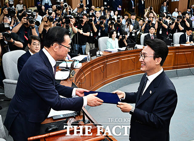 증인선서 마친 뒤 이종배 위원장에게 선서문 제출하는 김민석 국무총리 후보자.