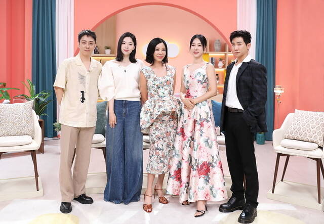 돌싱글즈7이 오는 7월 20일 밤 10시 첫 방송한다. MC로는 가수 은지원, 시즌2 출연자 이다은, 배우 이혜영, 가수 이지혜, 코미디언 유세윤(왼쪽부터)이 활약한다. /MBN