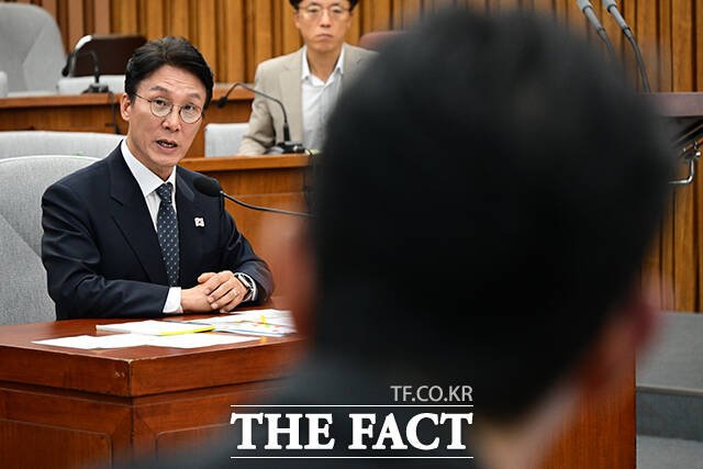 주진우 국민의힘 의원의 질의에 답변하는 김민석 후보자.