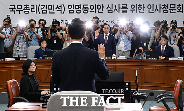 김민석 국무총리 후보자가 24일 서울 여의도 국회에서 열린 인사청문회에 출석해 후보자 선서를 하고 있다. /국회=남윤호 기자