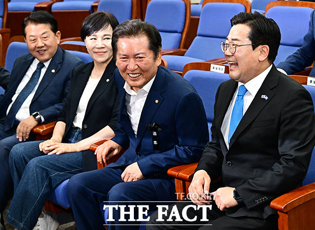 나란히 앉은 정청래 의원과 박찬대 전 원내대표.