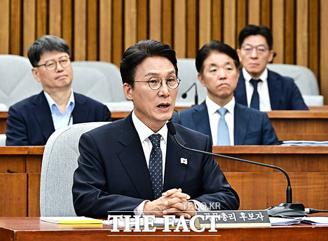 김민석 국무총리 후보자는 24일 본인의 재산과 자녀 특혜 문제 등 야당이 제기한 각종 의혹이 사실이 아니라며 반박했다. /국회=배정한 기자