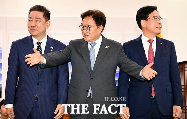 여야 신임 원내대표단과 우원식 국회의장 간 상견례가 24일 국회에서 열렸다. 우원식 국회의장이 24일 오전 서울 여의도 국회에서 김병기 더불어민주당 당대표 직무대행 겸 원내대표와 송언석 국민의힘 원내대표와 대화하기에 앞서 기념사진을 찍은 뒤 다른 배석자들도 부르고 있다. /국회=남윤호 기자