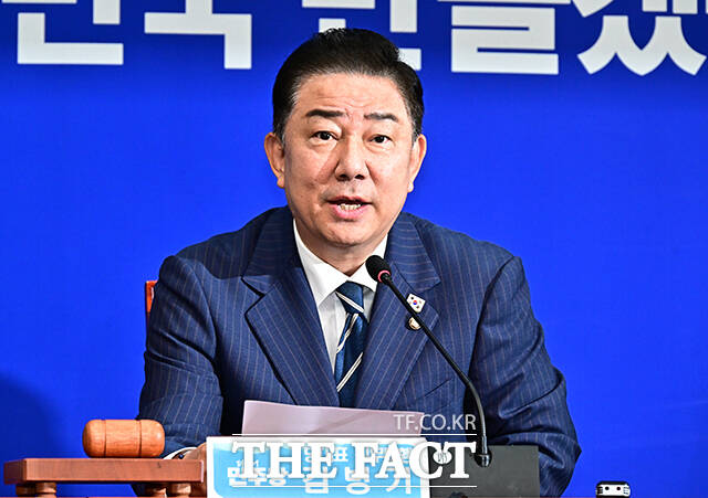 김병기 더불어민주당 대표 직무대행 겸 원내대표가 24일 국회에서 열린 원내대책회의에서 전날 정부가 제출한 30조5000억 원 규모의 민생 추경을 신속히 처리하자고 야당에 촉구했다. /배정한 기자