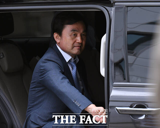 국방부 장관으로 지명된 안규백 더불어민주당 의원이 24일 오후 서울 여의도 일대에서 차량에 탑승하고 있다. /이새롬 기자