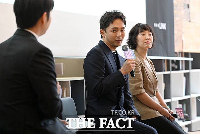 박천휴 작가(가운데)가 24일 오후 서울 중구 커뮤니티하우스 마실에서 열린 뮤지컬 어쩌면 해피엔딩 제78회 토니상 6관왕 기념 기자 간담회에 참석해 취재진의 질문에 답변하고 있다. /서예원 기자