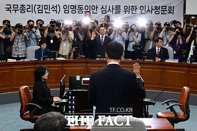 김민석 국무총리 후보자 인사청문회가 24일 시작한 가운데 여야는 김 후보자의 자료 제출 여부를 두고 공방을 벌였다. 야당은 김 후보자의 자료 제출이 불성실하다고 지적했고, 여당은 흠집 내기라고 반박했다. /남윤호 기자