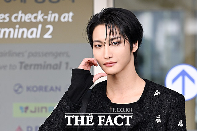 그룹 에이티즈 성화가 24일 오전 해외 일정 참석차 인천국제공항 제2터미널을 통해 프랑스 파리로 출국하며 포즈를 취하고 있다. /인천국제공항=남용희 기자