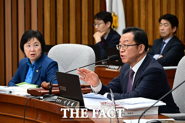 이종배 인사청문특별위원장(오른쪽)이 발언하고 있다.