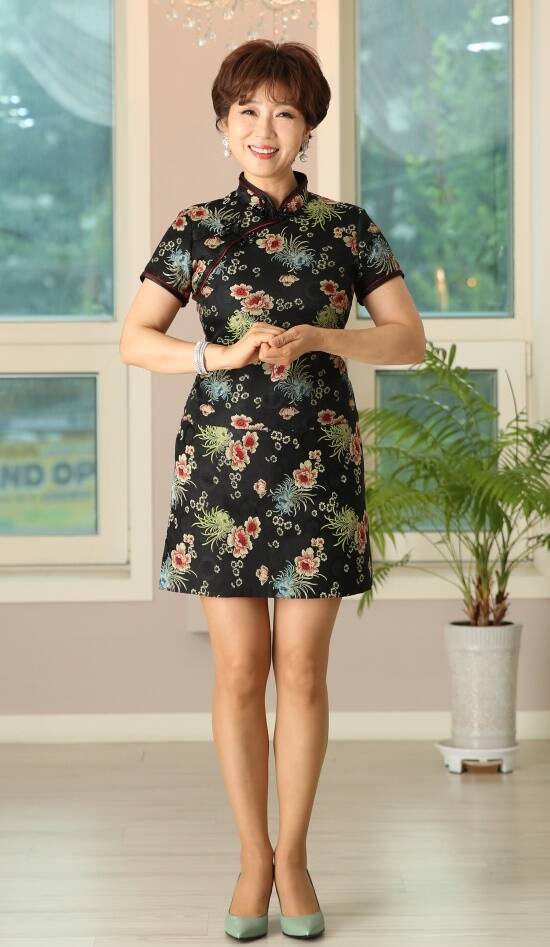 평행선 셀프 리메이크에 나선 문희옥은 정통트로트만 고수할 땐 몰랐지만 결국 이 노래가 저를 무대로 불러냈고, 지금 또다른 변신을 위한 용기를 줬다고 말했다. /빅스토리엔터테인먼트