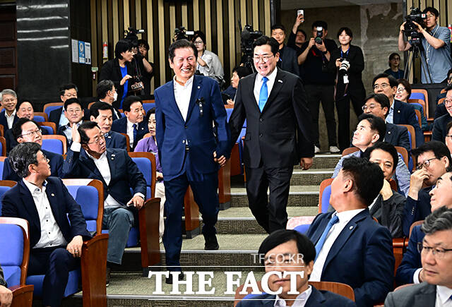 환한 미소 지으며 함께 입장하는 당대표 후보자들.