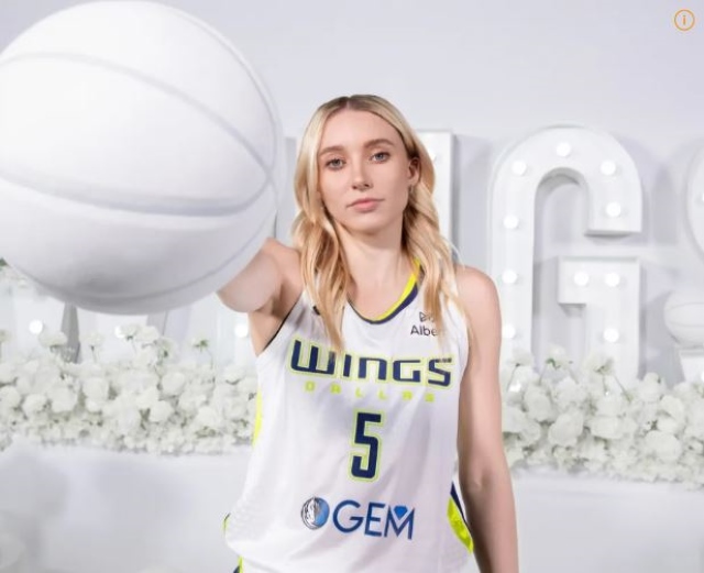 페이지 베커스는 고난 극복 스토리와 함께 최근 WNBA에서 가장 핫한 선수 중 한 명이 됐다. l 댈러스 윙스 홈페이지