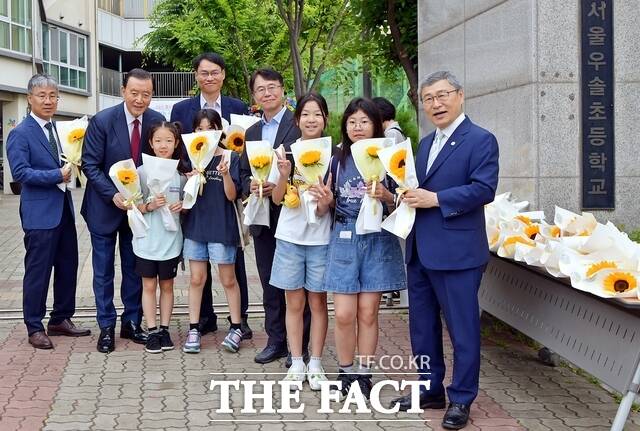 aT가 서울시교육청과 생명존중 꽃 생활화 캠페인을 진행하고 있다. /aT