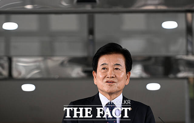 정동영 통일부 장관 후보자가 24일 오후 서울 종로구 통일부 남북관계관리단에 마련된 인사 청문 준비 사무실로 첫 출근하며 소감을 밝히고 있다. /임영무 기자